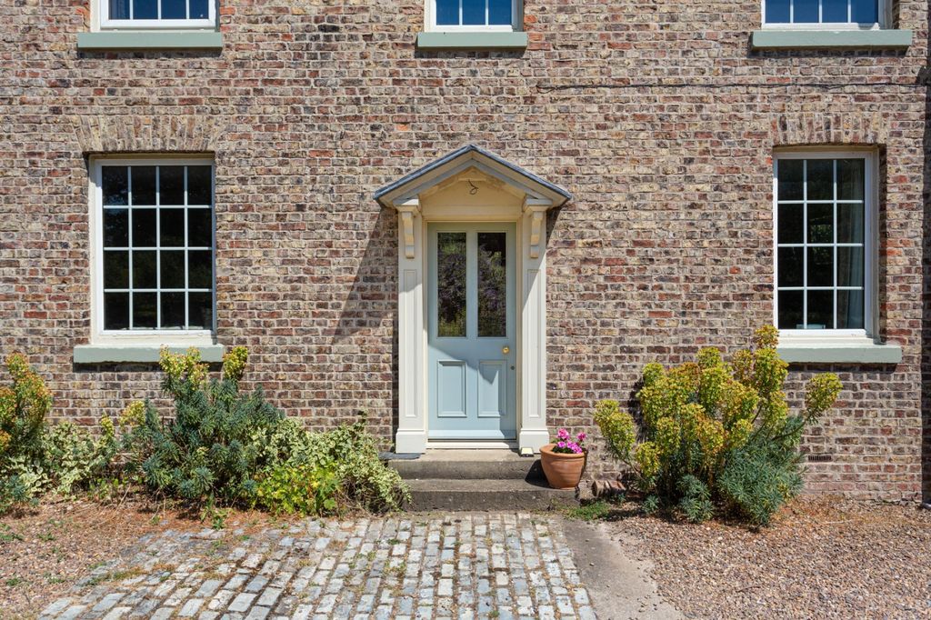 Property photo 2 of 18 Entrance