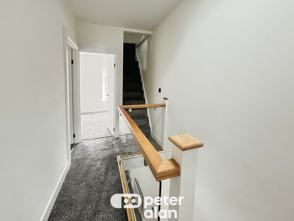 Property photo 3 of 14 Entrance Hall