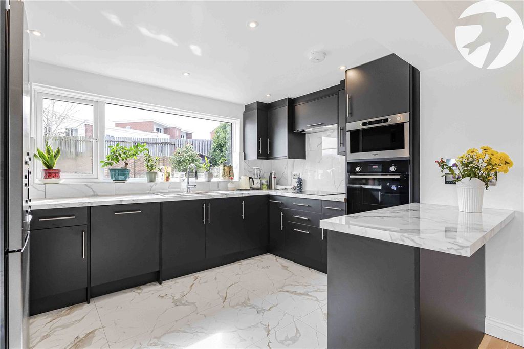 Property photo 1 of 20 Picture No. 04