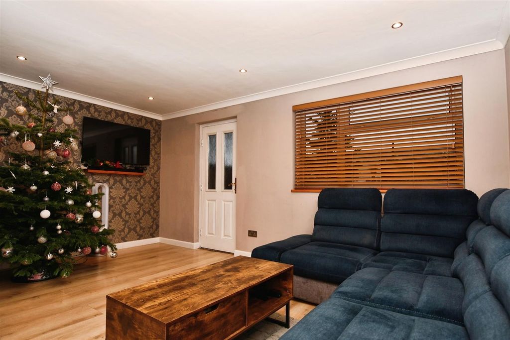 Property photo 3 of 21 Lounge