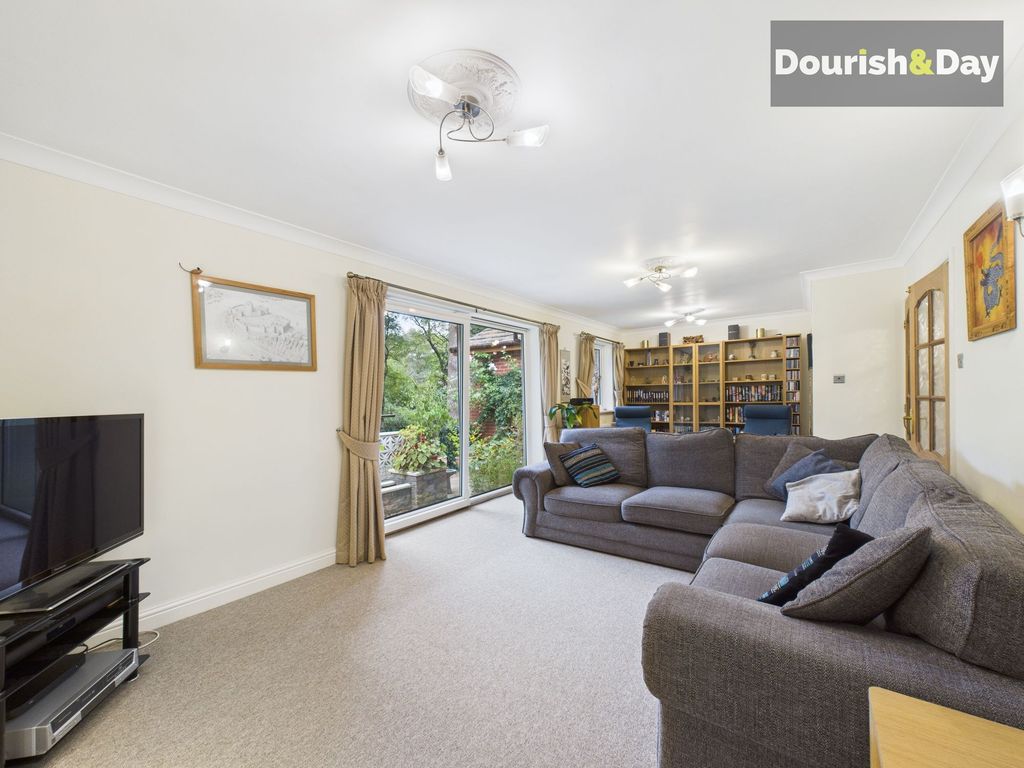 Property photo 3 of 38 Lounge