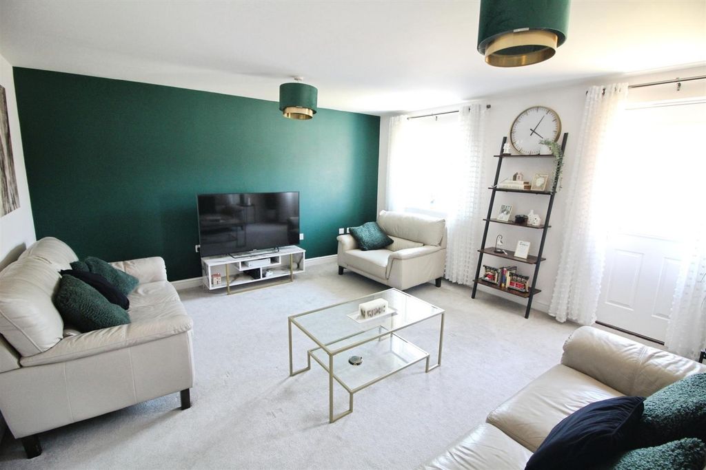 Property photo 3 of 11 Lounge