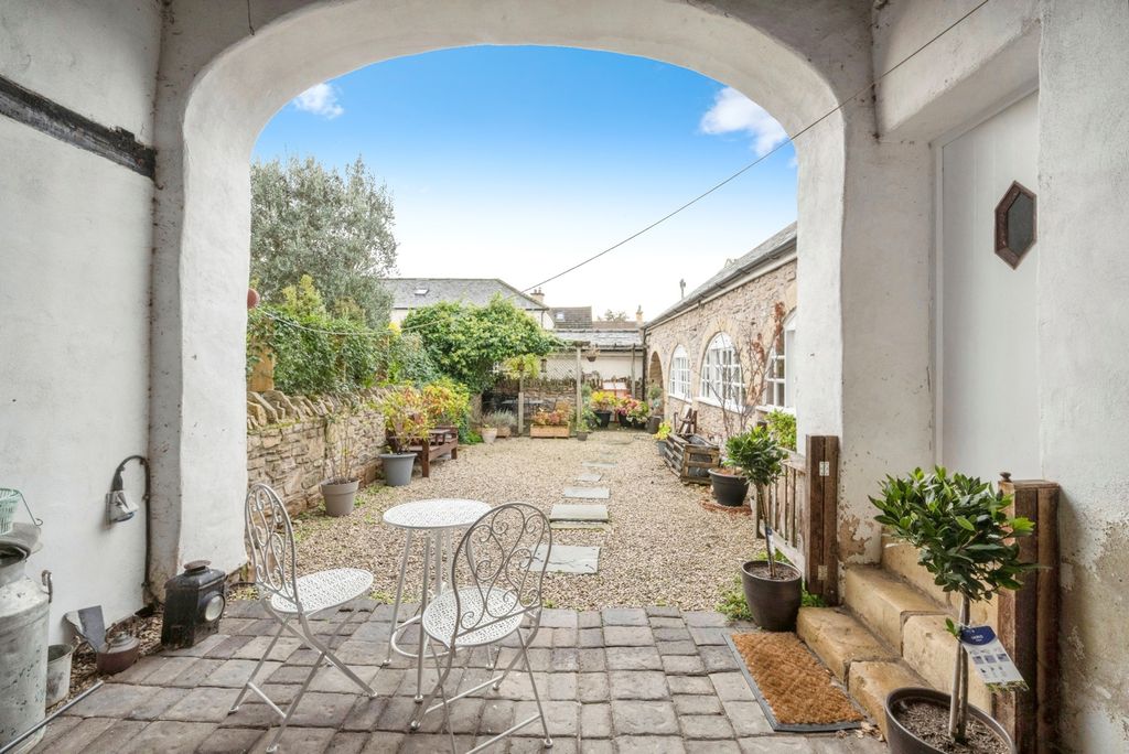 Property photo 3 of 18 Court Yard