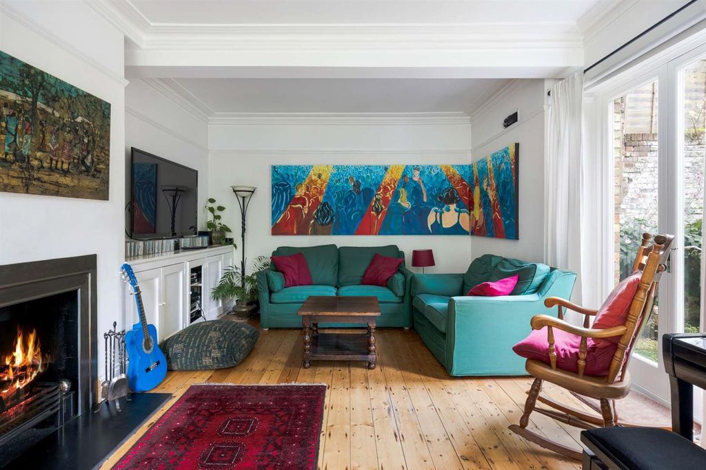 Property photo 2 of 27 The Vinyard, 17 Broadwater Rise, Guildford, Surrey