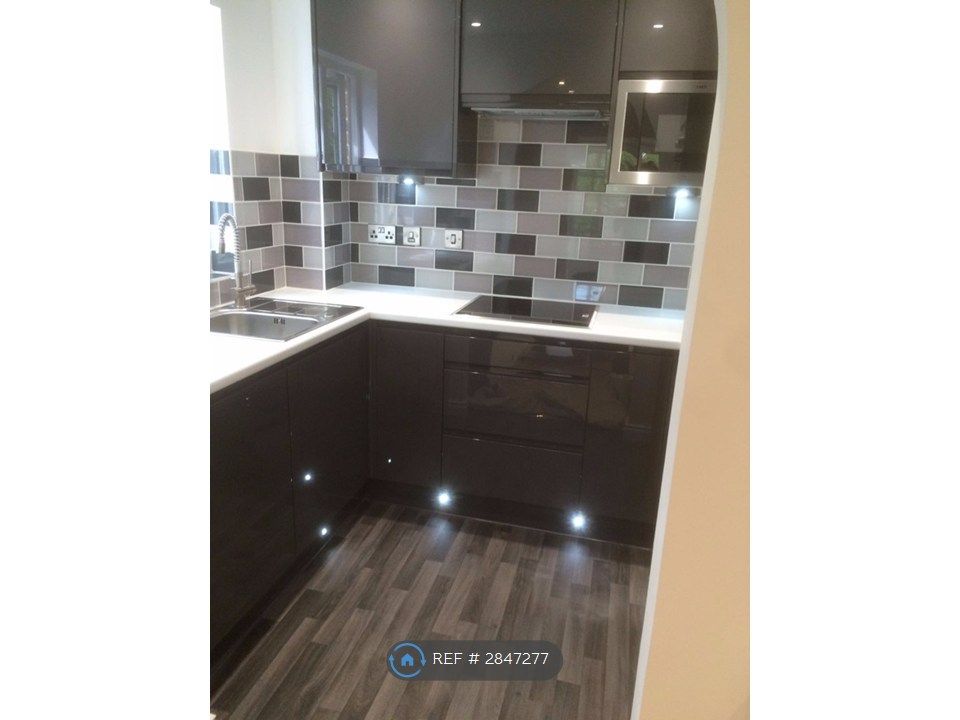 Property photo 3 of 10 Kitchen