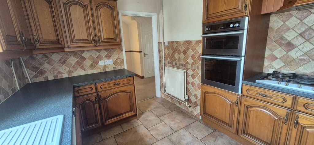 Property photo 3 of 9 Kitchen