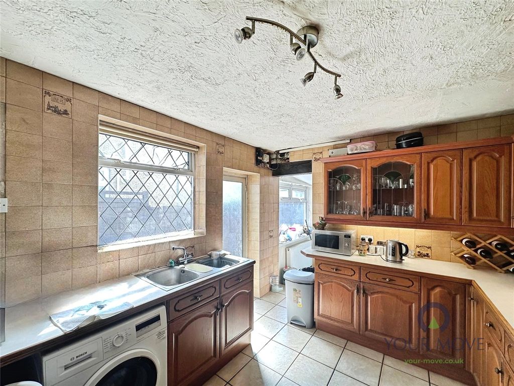 Property photo 3 of 19 Kitchen