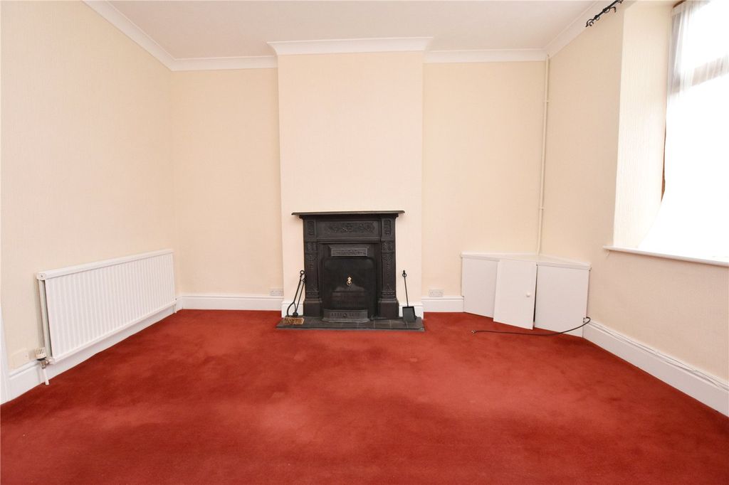 Property photo 3 of 16 Lounge