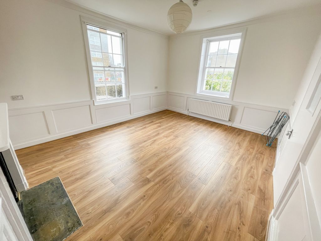 Property photo 2 of 9 Photo 4