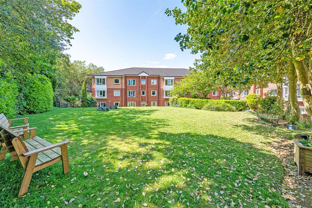 Property photo 3 of 7 Gardens