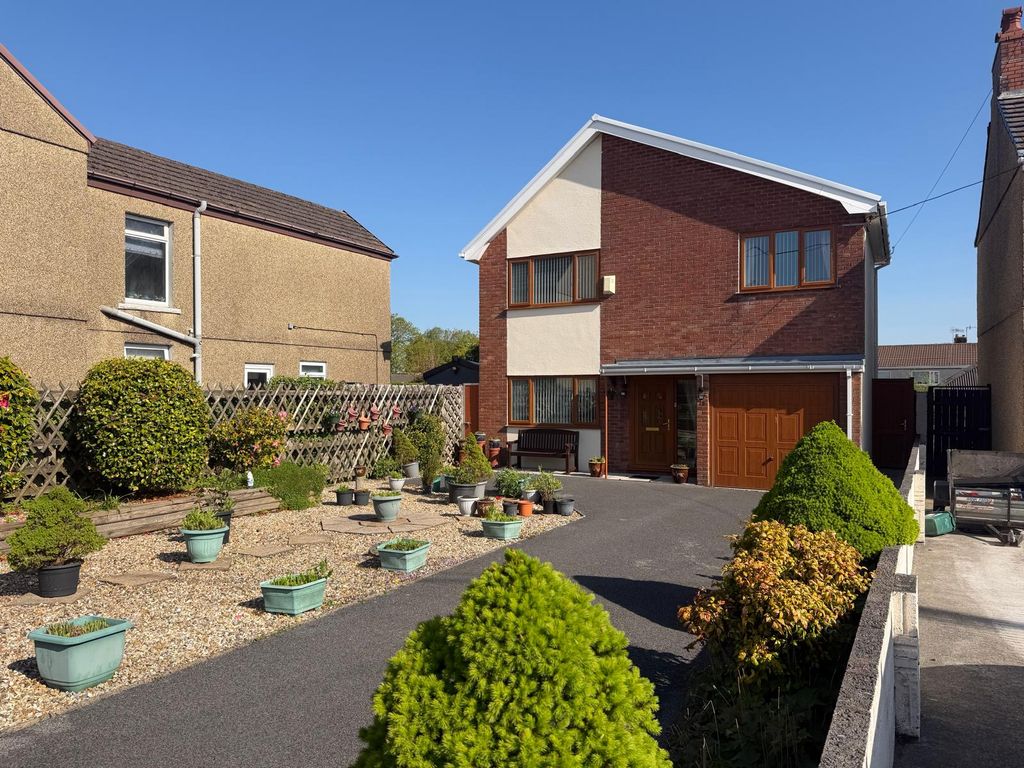 Property photo 2 of 27