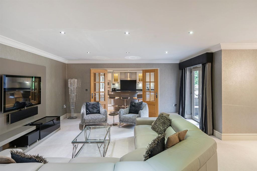 Property photo 3 of 17 103009_Apartment 9 Brockenhurst House Brockenhurst