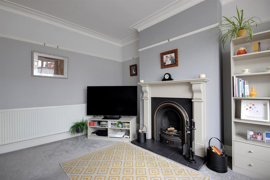 Property photo 2 of 25