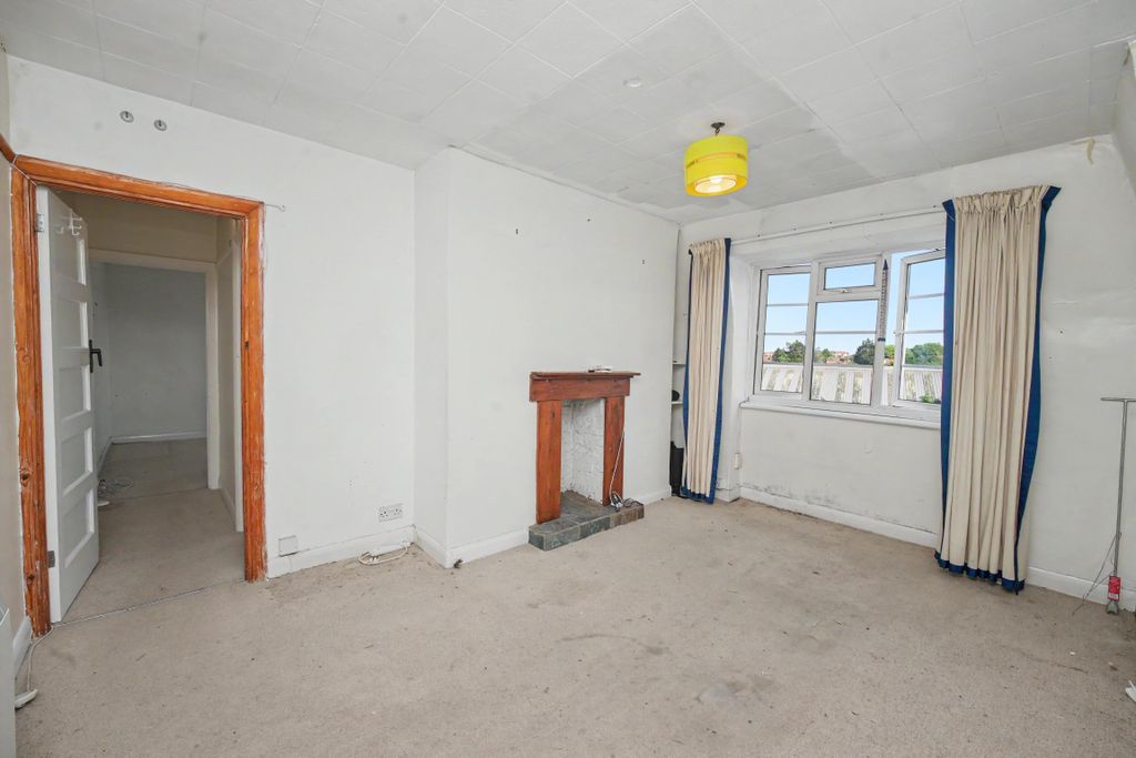 Property photo 2 of 9 60 Grosvenor Court, London Road, Morden, Surrey, Sm4 5Hg