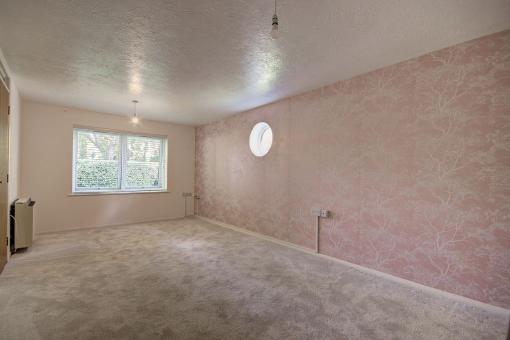 Property photo 3 of 18 Living 1 (5)
