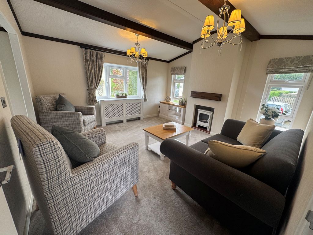 Property photo 3 of 11 Cottage - Loving Room 2 Warren Park 2