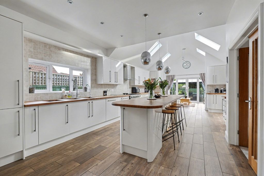 Property photo 3 of 37 4550506