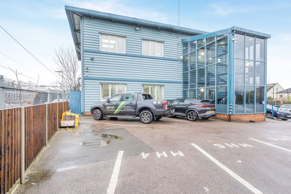 Property photo 2 of 8 Monaco House, 1 Monaco Way, Station Road, Kings Langley, Hertfordshire, Wd4 8Lq