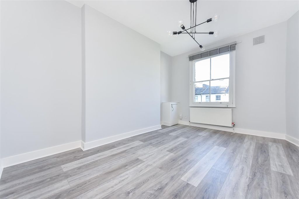 Property photo 3 of 16 Colvestone Crescent, E8