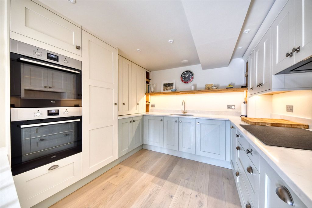 Property photo 2 of 32 Picture No. 18