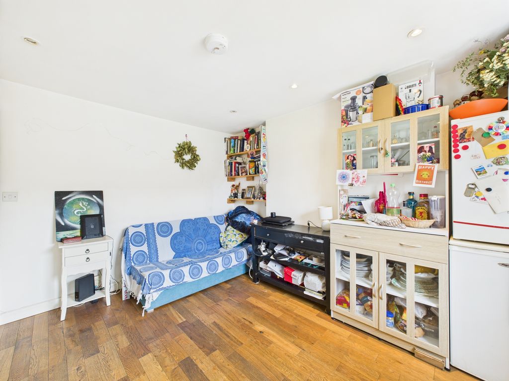 Property photo 1 of 6 Cam03519G0-Pr0297-Still012
