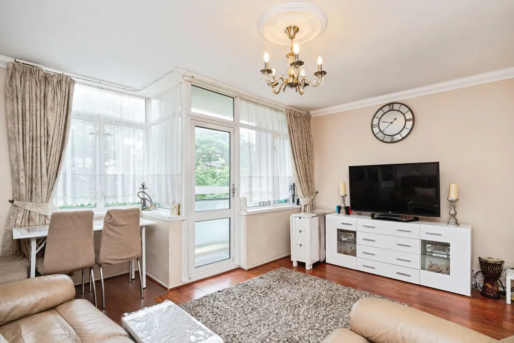 Apartment in London, London Borough of Tower Hamlets - View 3