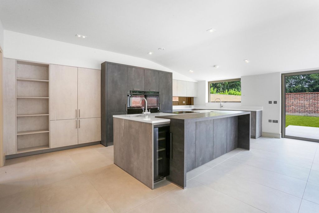 Property photo 1 of 11 Kitchen