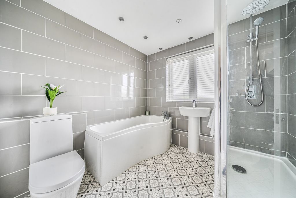 Property photo 3 of 21 Bathroom