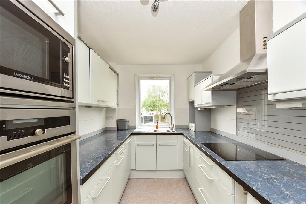 Property photo 3 of 10 Kitchen