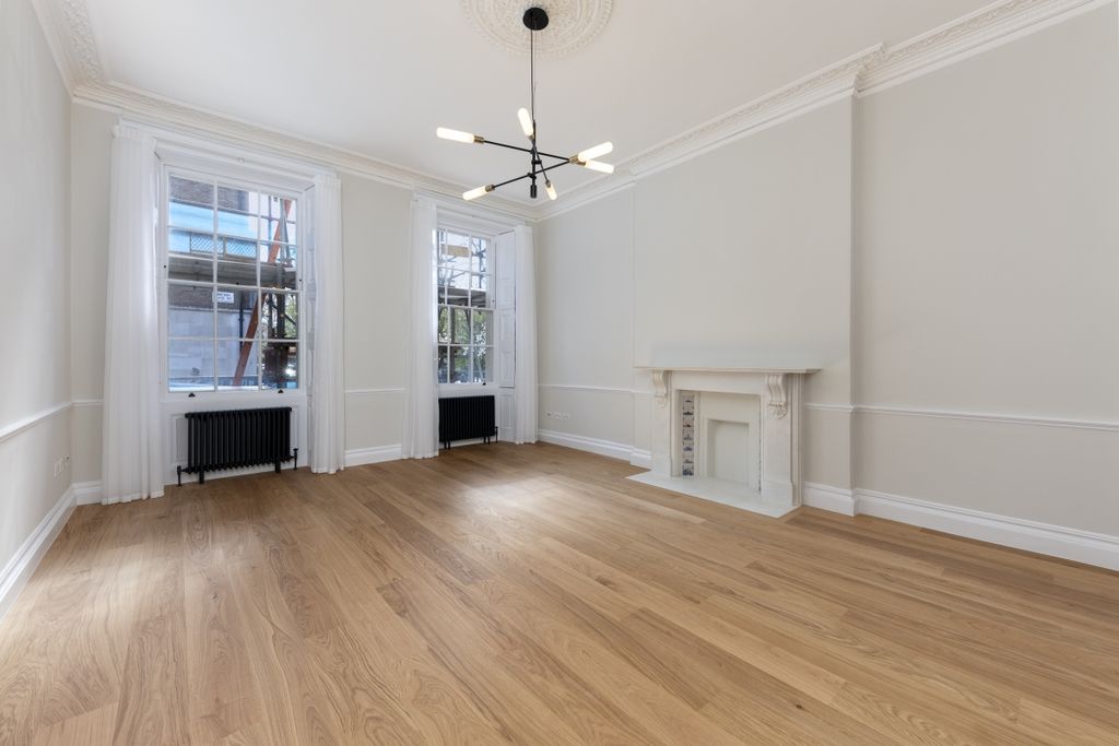 Property photo 2 of 11 Montagu Place 5 G...