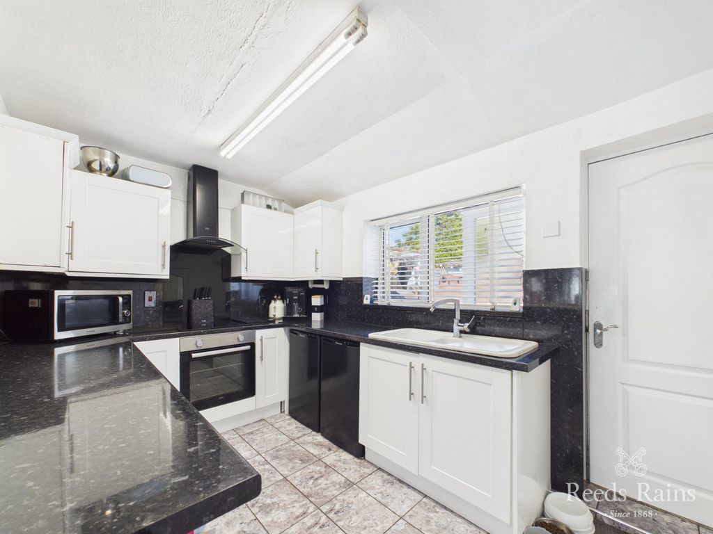 Property photo 3 of 24 Kitchen