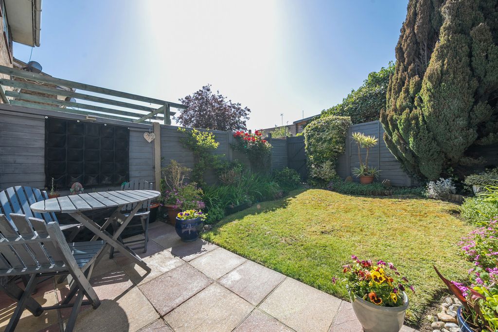 Property photo 2 of 20 Garden