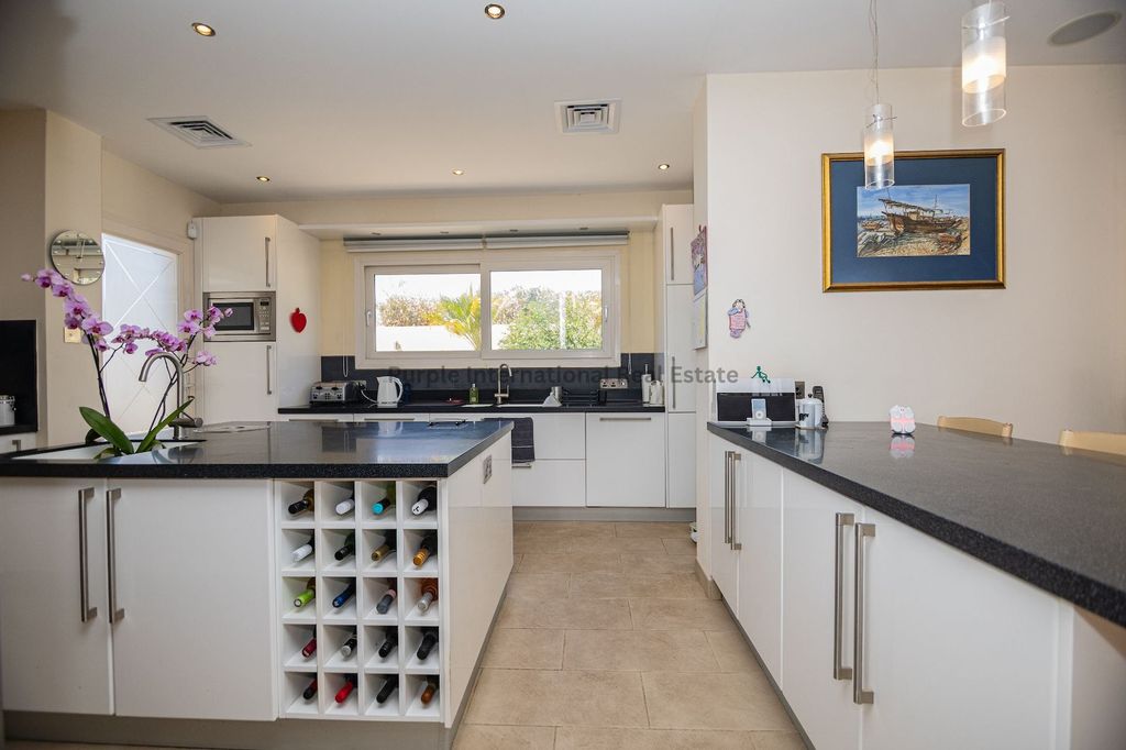 Property photo 3 of 39