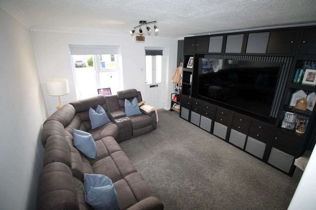Property photo 3 of 12 Lounge