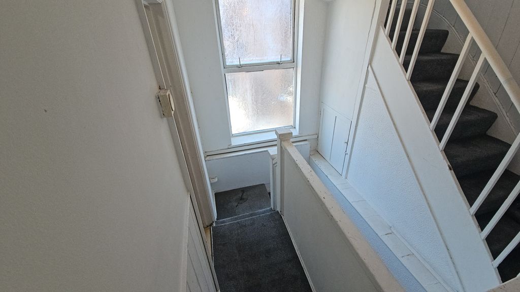 Property photo 3 of 12 Entrance 