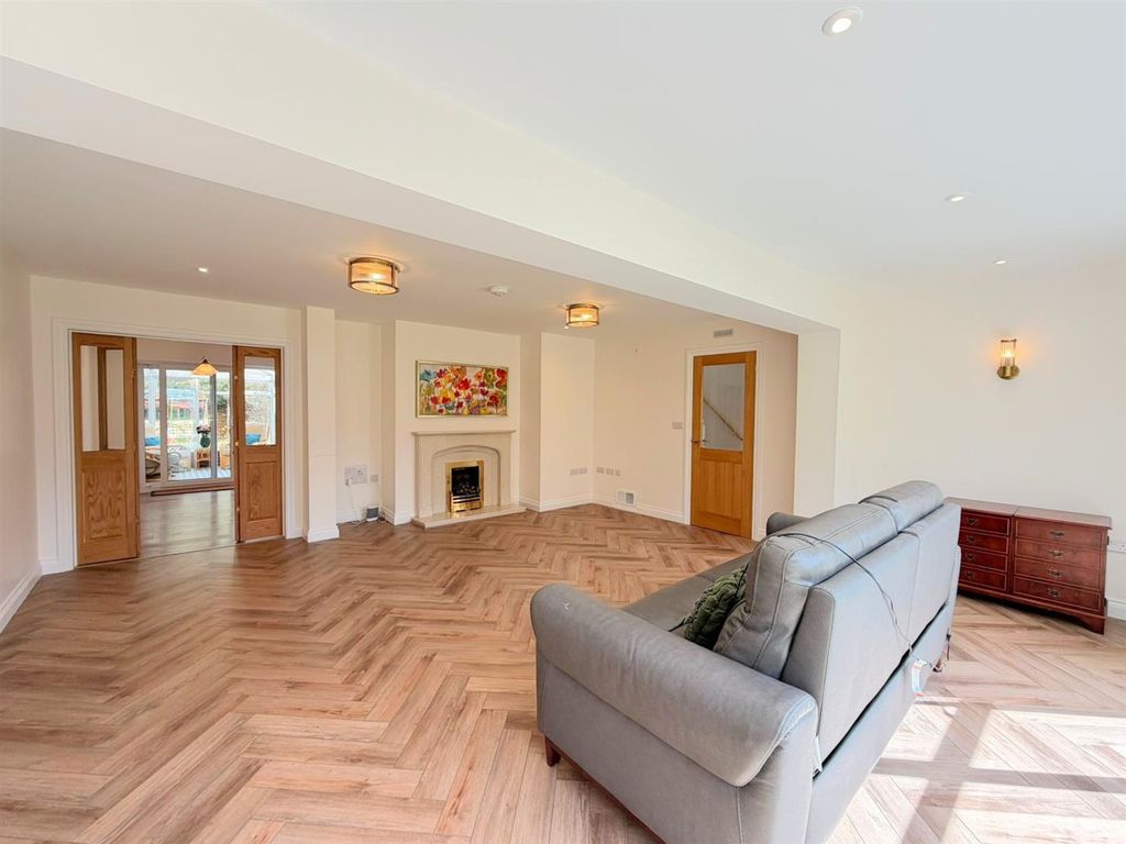 Property photo 3 of 21 Lounge