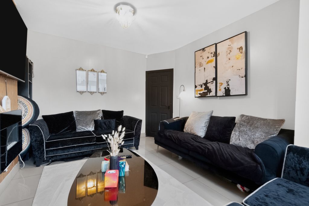 Property photo 2 of 20