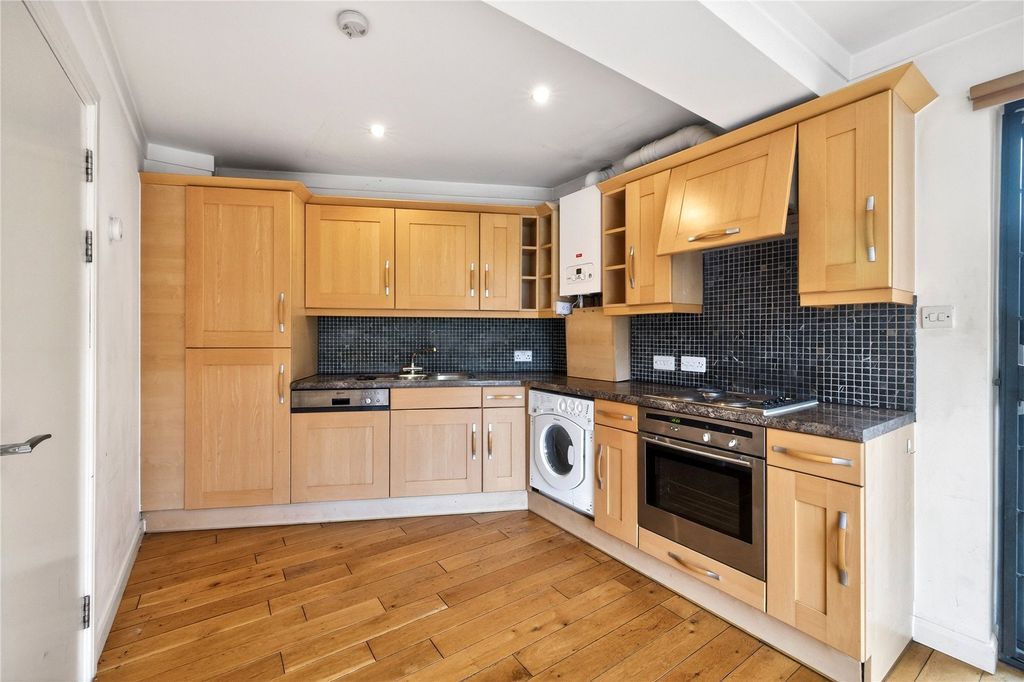 Property photo 3 of 20 Kitchen/Reception