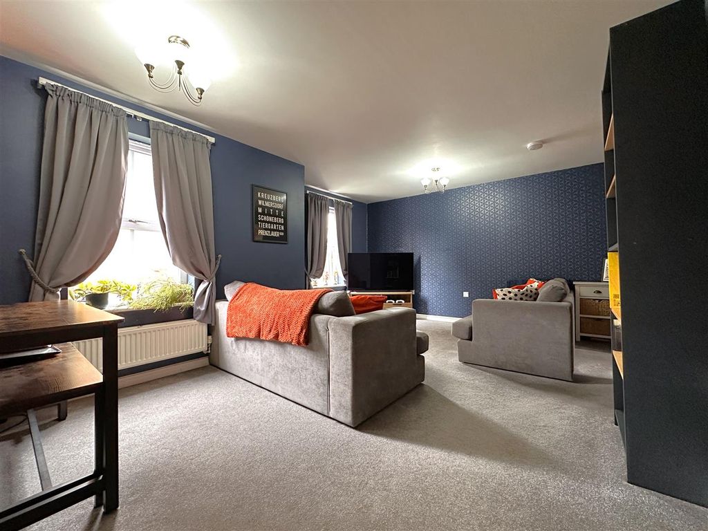 Property photo 2 of 12 Living Space 579