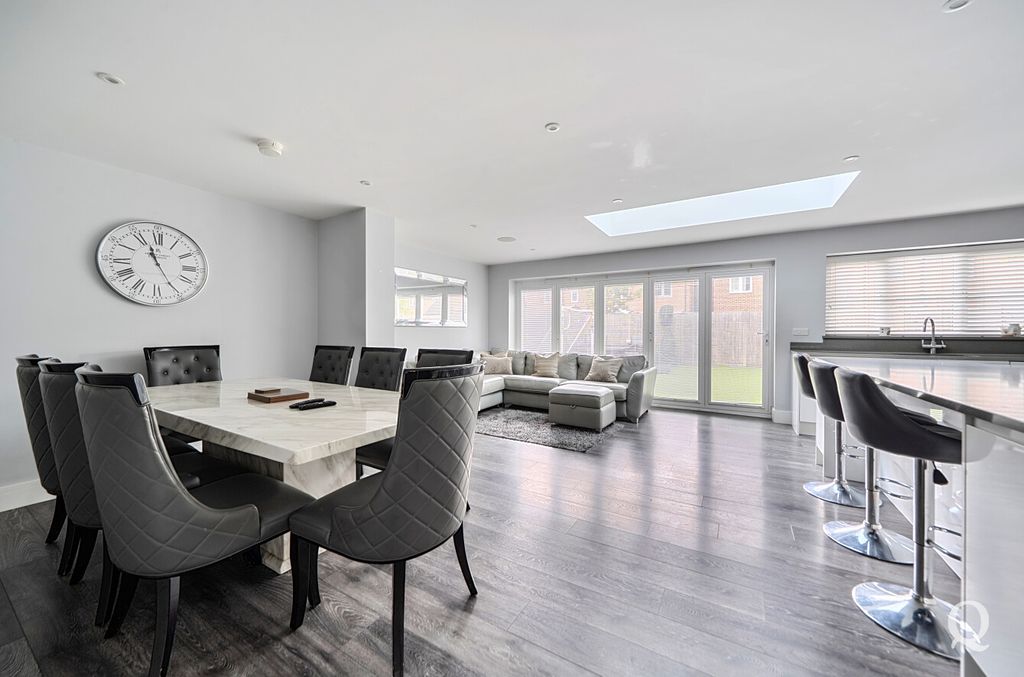 Property photo 2 of 24 7Baca704-A0A5-448...