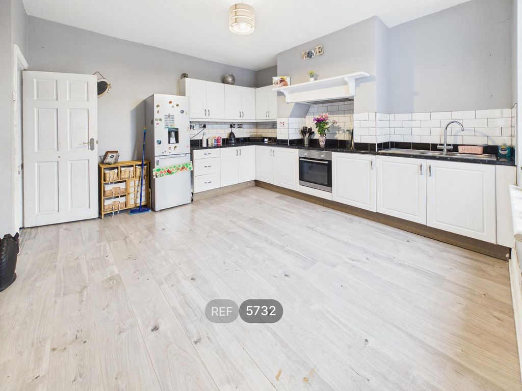 Property photo 2 of 17 Kitchen