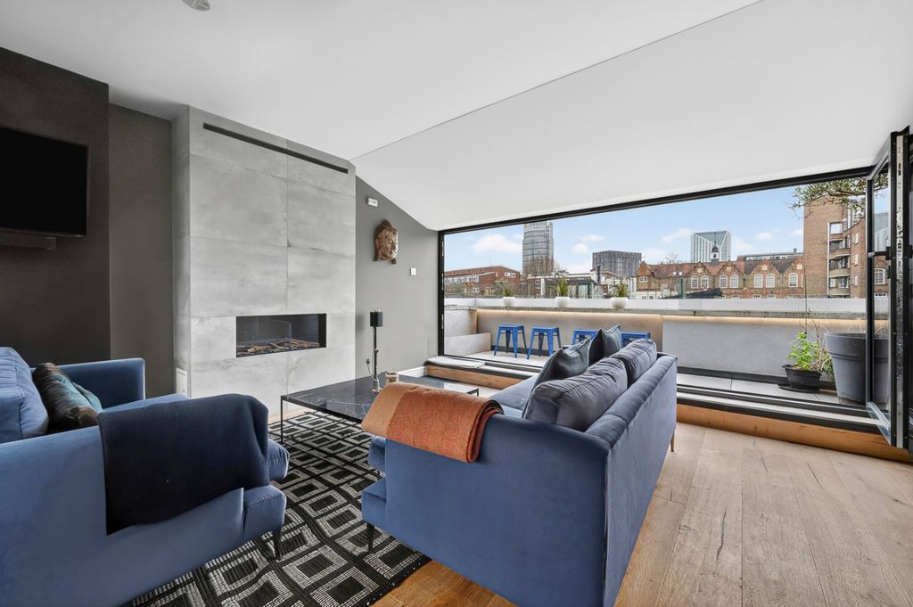 Property photo 2 of 18