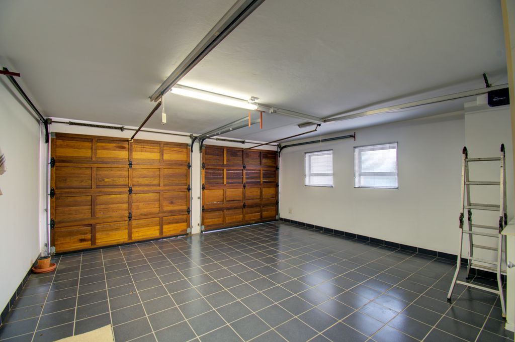 Property photo 2 of 32