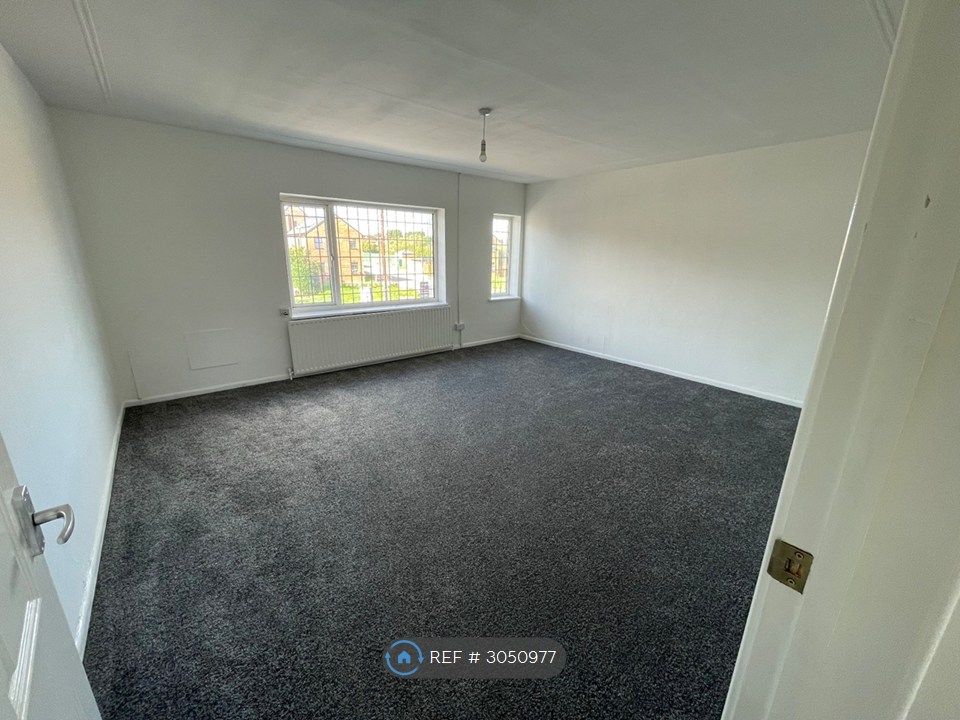 Property photo 2 of 10 Large Main Bedroom