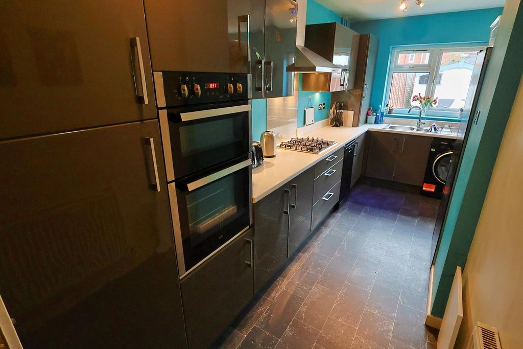 Property photo 3 of 14 Kitchen