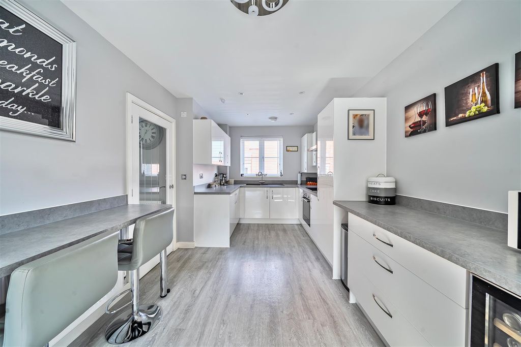 Property photo 2 of 16 1296818-24-682Dd09De7B34-Arw.Jpg