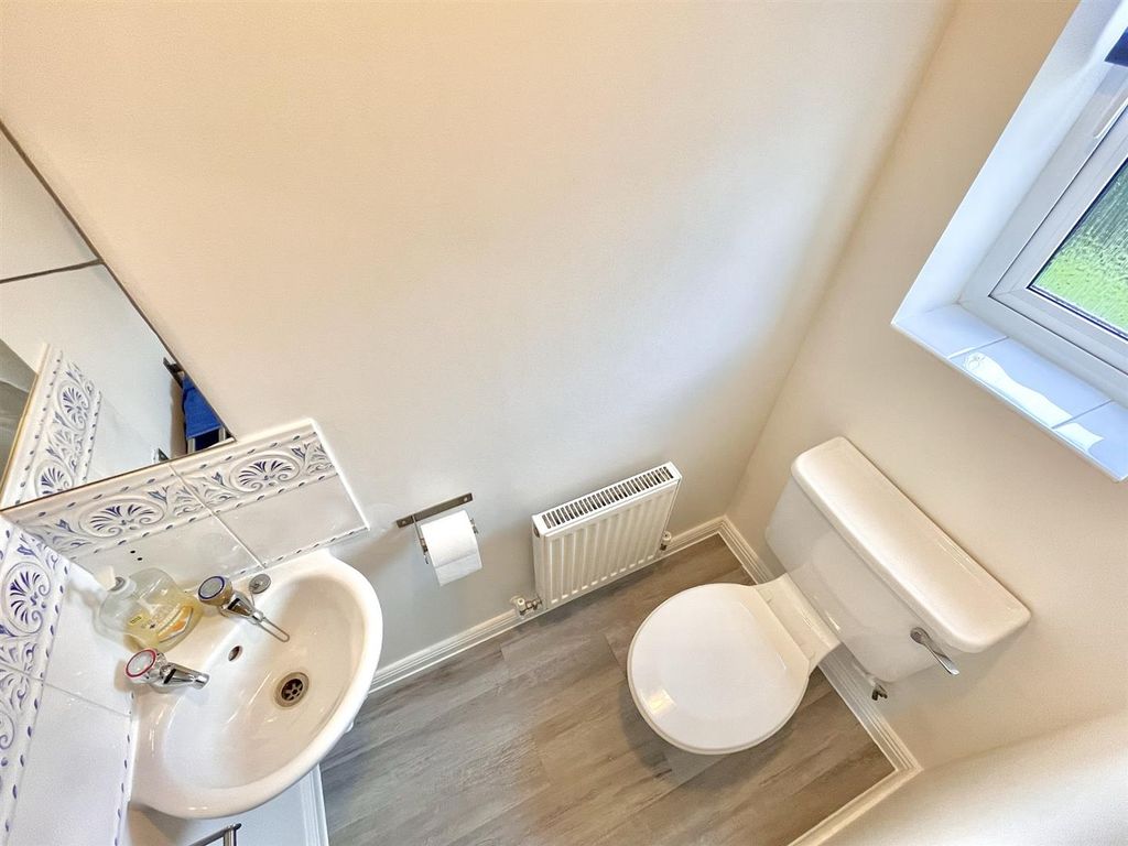 Property photo 3 of 10 WC