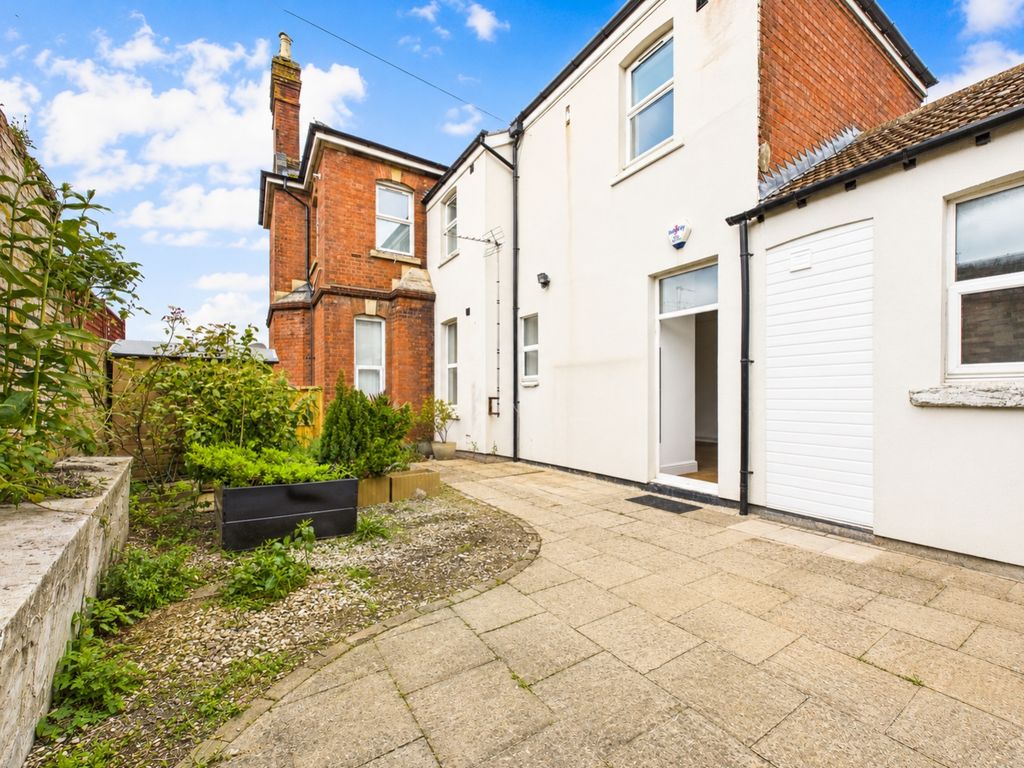Property photo 1 of 6 Courtyard