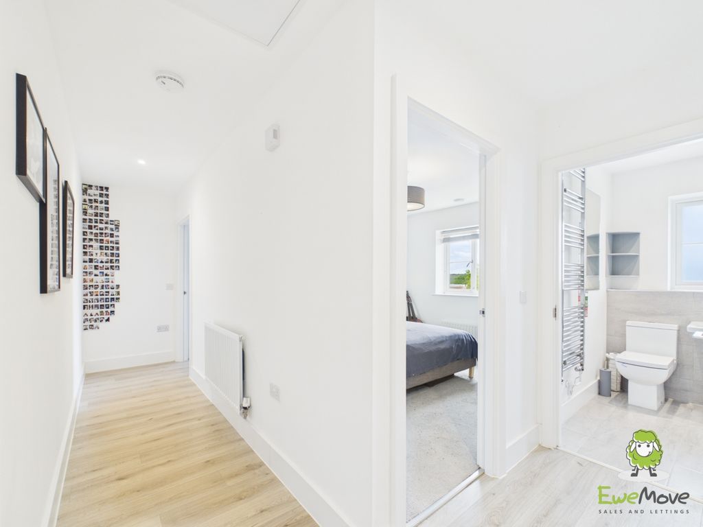 Property photo 2 of 8 Ewemove Estate Agents Basingstoke - Coliseum Court