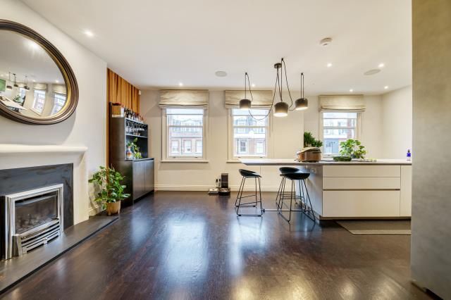 Property photo 3 of 11 Kitchen